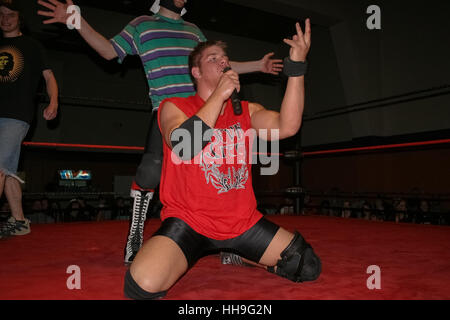 Superstar WWE Canadien Kevin Owens, puis à l'aide de son vrai nom de Kevin Steen, est vu dans ses premiers jours de lutte au cours d'un combat dans la ville de Québec Samedi 19 juin 2004. Banque D'Images