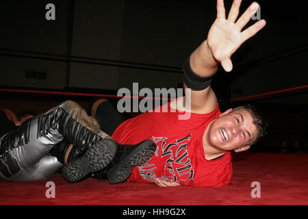 Superstar WWE Canadien Kevin Owens, puis à l'aide de son vrai nom de Kevin Steen, est vu dans ses premiers jours de lutte au cours d'un combat dans la ville de Québec samedi 3 juillet 2004. Banque D'Images