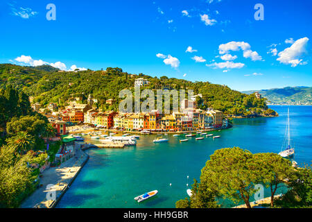 Monument de luxe Portofino vue panoramique aérienne. Village et à Little Bay Yacht Harbour. Ligurie, Italie Banque D'Images