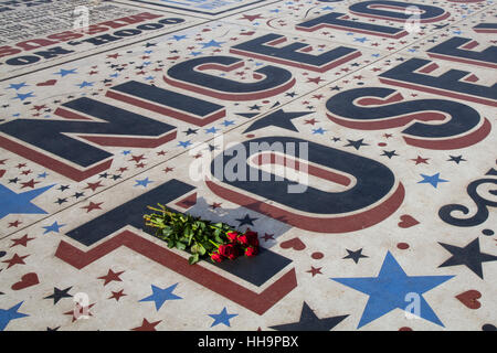 Tapis de comédie célébrant les blagues les plus drôles, citations, slogans, citations, monologues, gags, punch lines, paroles de grands noms de la bande dessinée, les artistes interprètes ou exécutants et des écrivains de la music-hall et les variétés, l'une des comédiennes et comédiens doublures & spectacle, hommage typographique à Blackpool promenade du front de mer, le Festival Tour de pointe, Lancashire, UK Banque D'Images