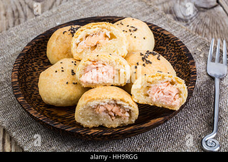 Les petits gâteaux avec le poisson et chia seeds Banque D'Images