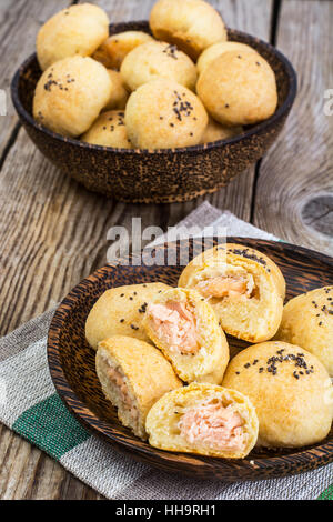 Les petits gâteaux avec le poisson et chia seeds Banque D'Images