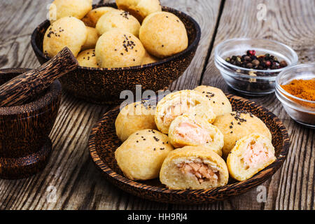 Les petits gâteaux avec le poisson et chia seeds Banque D'Images