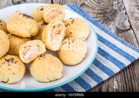 Les petits gâteaux avec le poisson et chia seeds Banque D'Images