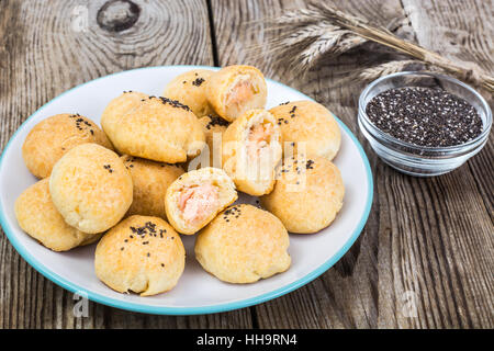 Les petits gâteaux avec le poisson et chia seeds Banque D'Images