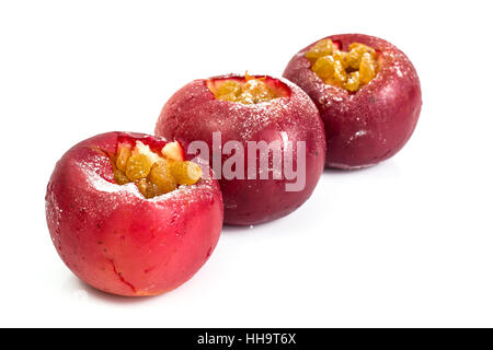 Pomme au four aux raisins sur fond blanc Banque D'Images