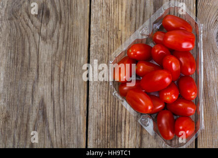 Petit rouge tomates oblongues Banque D'Images