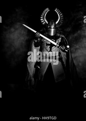 Chevalier teutonique en armure, avec une épée et plaque Banque D'Images