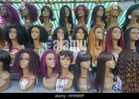 Perruques, Ridley Road, Dalston. Styles de Cheveux africains. Banque D'Images