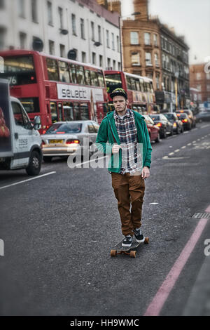 La planche à roulettes. La planche. Skateboard au travail. Dalston Banque D'Images