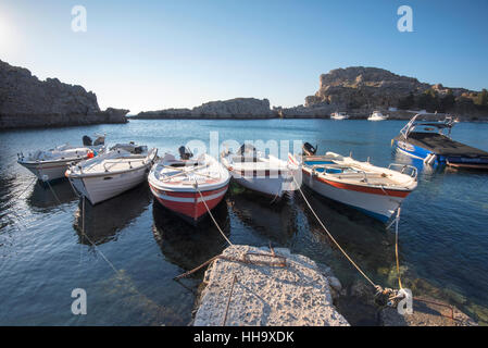 Des bateaux de pêche à la plage d'Haraki Charaki Rhodes Banque D'Images