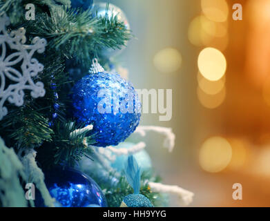 Hiver Photo arrière-plan lumineux et de belles boules de Noël Banque D'Images