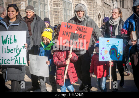 Les étudiants de l'École Pays Manhattan avec leurs familles et amis participent à leur 29e assemblée annuelle de commémoration de Martin Luther King à pied à New York, organisé par la 8e année, le lundi, Janvier 16, 2017. Les marcheurs honoré la mémoire du Roi dans leur marche à travers le Morningside Heights et Harlem s'arrêtant à divers sites pour lire les discours et les lettres écrites par les élèves. (© Richard B. Levine) Banque D'Images