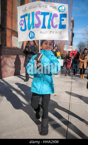 Les étudiants de l'École Pays Manhattan avec leurs familles et amis participent à leur 29e assemblée annuelle de commémoration de Martin Luther King à pied à New York, organisé par la 8e année, le lundi, Janvier 16, 2017. Les marcheurs honoré la mémoire du Roi dans leur marche à travers le Morningside Heights et Harlem s'arrêtant à divers sites pour lire les discours et les lettres écrites par les élèves. (© Richard B. Levine) Banque D'Images