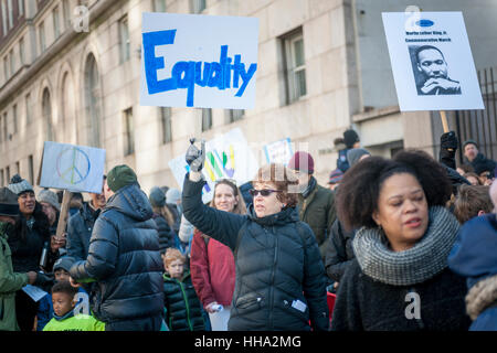 Les étudiants de l'École Pays Manhattan avec leurs familles et amis participent à leur 29e assemblée annuelle de commémoration de Martin Luther King à pied à New York, organisé par la 8e année, le lundi, Janvier 16, 2017. Les marcheurs honoré la mémoire du Roi dans leur marche à travers le Morningside Heights et Harlem s'arrêtant à divers sites pour lire les discours et les lettres écrites par les élèves. (© Richard B. Levine) Banque D'Images
