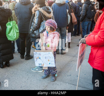 Les étudiants de l'École Pays Manhattan avec leurs familles et amis participent à leur 29e assemblée annuelle de commémoration de Martin Luther King à pied à New York, organisé par la 8e année, le lundi, Janvier 16, 2017. Les marcheurs honoré la mémoire du Roi dans leur marche à travers le Morningside Heights et Harlem s'arrêtant à divers sites pour lire les discours et les lettres écrites par les élèves. (© Richard B. Levine) Banque D'Images