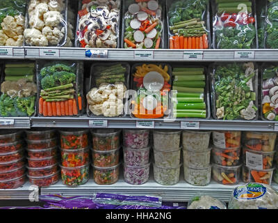 Les emballages de portions pré-coupées, les légumes d'un supermarché à New York le Jeudi, Janvier 12, 2017. (© Richard B. Levine) Banque D'Images