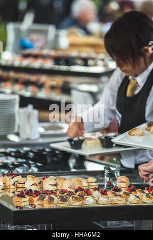 Service de restauration hôtellerie femme préparer l'apéritif pour un mariage Banque D'Images