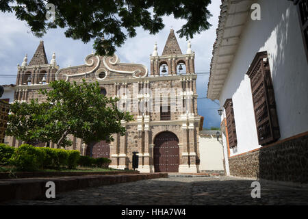 L'église coloniale avec petit parc en face de Santa Fe de Antioquia Colombie Banque D'Images