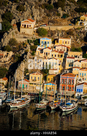 Bâtiments sur la colline donnant sur le port de Symi Grèce Banque D'Images