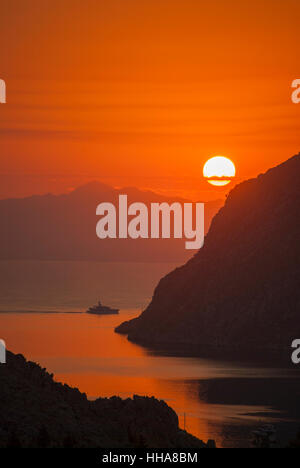 L'aube sur la côte turque à la baisse par Horio vers Pedi, sur Symi Grèce. Banque D'Images