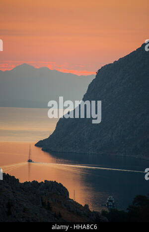 L'aube sur la côte turque à la baisse par Horio vers Pedi, sur Symi Grèce. Banque D'Images