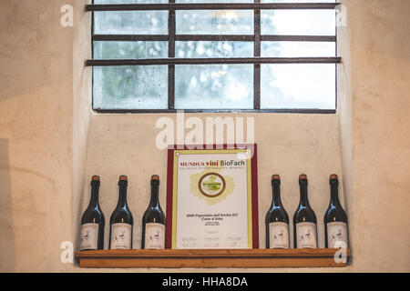 Des bouteilles de vin sur les murs et d'un diplôme pour avoir gagné un concours à l'intérieur de la Corte d'Aibo bar en italie Banque D'Images