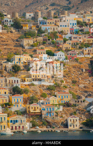 Bâtiments sur la colline donnant sur le port de Symi Grèce Banque D'Images