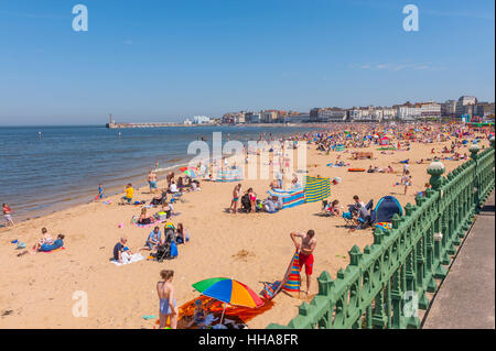 La plage de margate sur une longue journée d'été. à la foule. Banque D'Images