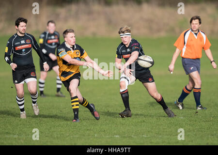 1er XV vs Sherborne RFC RFC Marlborough Marlborough XV 1er player en action passer la balle. Banque D'Images