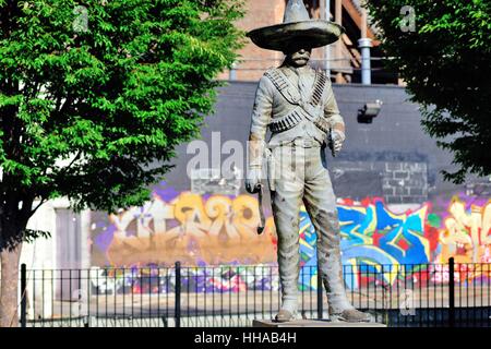 Statue d'Emiliano Zapata dans un parc et à proximité de Plaza Chicago's High School de Benito Juarez. Chicago, Illinois, USA. Banque D'Images