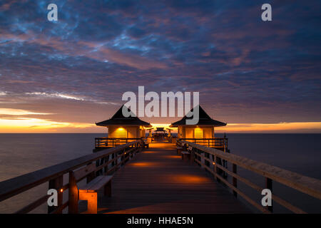 Crépuscule sur la jetée et le golfe du Mexique à partir de Naples, Floride, USA Banque D'Images