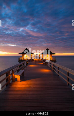 Crépuscule sur la jetée et le golfe du Mexique à partir de Naples, Floride, USA Banque D'Images