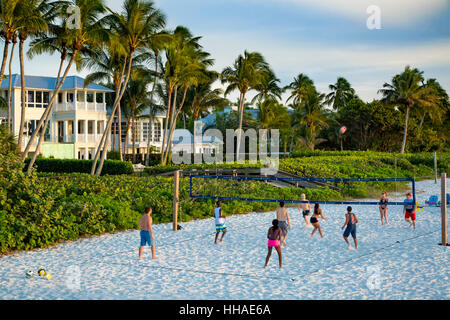 Volley-ball sur la plage de Naples, Floride, USA Banque D'Images