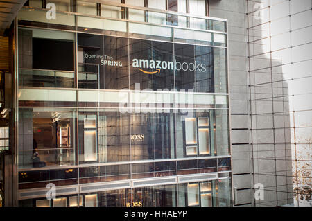 Des signes dans le Time Warner Center à New York vous annoncer l'arrivée imminente d'une brique et mortier librairie Amazon, vu le Dimanche, Janvier 15, 2017. Les 4000 pieds carrés magasin est d'ouvrir au printemps dans le houblon à Columbus Circle' dans le Time Warner Center. (© Richard B. Levine) Banque D'Images