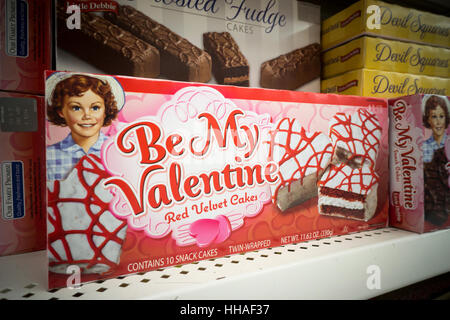 Une sélection de petits gâteaux de marque de Debbie, y compris leurs produits de saison la Saint-Valentin, dans le département de l'épicerie dans un magasin à New York, le samedi 14 janvier 2017. (© Richard B. Levine) Banque D'Images