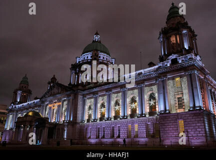 Belfast City Hall illuminé pour Noël. Banque D'Images