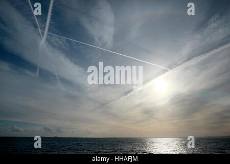 Con trails & leurs ombres sur Belfast Lough. Banque D'Images