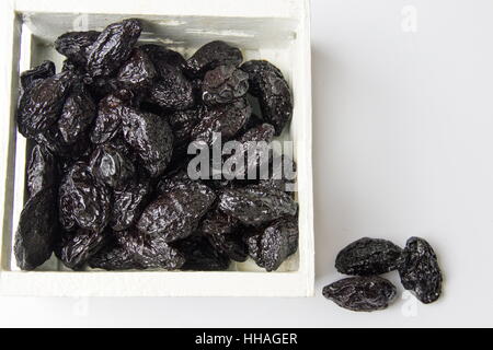 Bouquet de fruits prune séchée dans une boîte en bois Banque D'Images