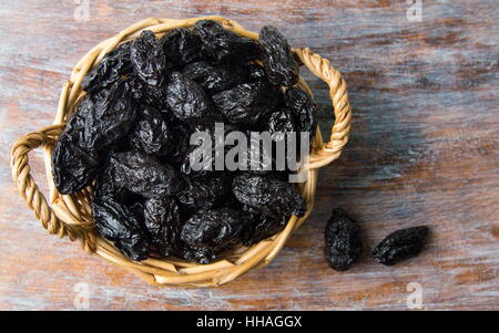 Bouquet de fruits prune séchée dans un bol Banque D'Images