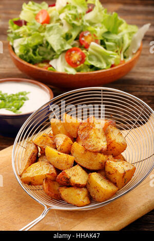 Pommes de terre au four avec une salade fraîche et trempette blanche Banque D'Images