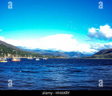 Vue sur les bateaux de pêche amarrés dans le Loch Broom à Ullapool avec nuage LENTICULAIRE traversant Beinn Dearg Wester Ross Ecosse Banque D'Images