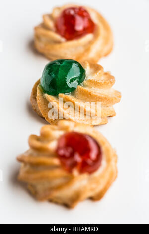 Trois biscuits aux amandes sicilienne sur fond blanc Banque D'Images