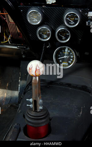 Numéros abrégés et un bouton de vitesse de flamme dans un 1972 Ford Cortina Mk3 style Gasser, hot rod custom car Banque D'Images