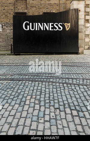 Guinness signe sur gate à l'extérieur de l'Entrepôt Guinness, St James's Gate, Dublin Banque D'Images