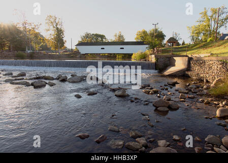 Le pont couvert de Elizabethton sur le Doe River, Carter Comté (Tennessee). Vue de l'aval, au lever du soleil Banque D'Images