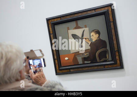 Visiteur utilise son smartphone pour photographier le tableau la voyance (la voyance, 1936) par l'artiste surréaliste belge René Magritte affichée à son exposition rétrospective au Centre Pompidou à Paris, France. L'exposition intitulée "René Magritte. La trahison des images' tourne au 23 janvier 2017. Après que la version reformulée de l'exposition sera présentée à la Schirn Kunsthalle Frankfurt am Main, Allemagne, du 10 février au 5 juin 2017. Banque D'Images