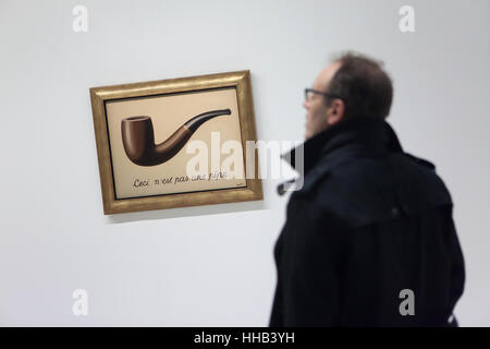 Visiteur en face de la peinture 'La trahison des images' ('la trahison des images') par l'artiste surréaliste belge René Magritte (1929) affichée à son exposition rétrospective au Centre Pompidou à Paris, France. Les Français inscription 'Ceci n'est pas une pipe" veut dire "Ce n'est pas une pipe'. L'exposition intitulée "René Magritte. La trahison des images' tourne au 23 janvier 2017. Après que la version reformulée de l'exposition sera présentée à la Schirn Kunsthalle Frankfurt am Main, Allemagne, du 10 février au 5 juin 2017. Banque D'Images