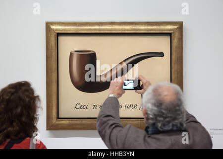 Visiteur utilise son smartphone pour photographier le tableau 'La trahison des images' ('la trahison des images') par l'artiste surréaliste belge René Magritte (1929) affichée à son exposition rétrospective au Centre Pompidou à Paris, France. Les Français inscription 'Ceci n'est pas une pipe" veut dire "Ce n'est pas une pipe'. L'exposition intitulée "René Magritte. La trahison des images' tourne au 23 janvier 2017. Après que la version reformulée de l'exposition sera présentée à la Schirn Kunsthalle Frankfurt am Main, Allemagne, du 10 février au 5 juin 2017. Banque D'Images