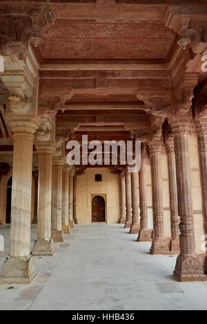 Colonnes de l'Amber Fort près de Jaipur, Rajasthan, Inde, Fort Amer est connu pour ses éléments de style hindou artistique. Banque D'Images